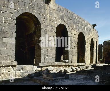 ARTE ROMANO. PROXIMO ORIENTE. SIRIA. TEATRO ROMANO DE BOSRA. Construido ein finales Del Siglo II d. C., en el período tardo Romano. Vista parcial de la Zona Exterior de las GRADAS. BOSRA. Stockfoto