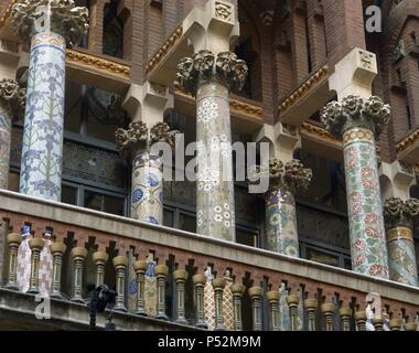 ARTE S. XIX. MODERNISMO. DOMENECH I MUNTANER, Lluis (Barcelona, 1850-1923). Arquitecto catalán. PALAU DE LA MUSICA CATALANA (1905-1908). El edificio más innovador y sorprendente de Domenech i Muntaner. Las mejores De Las Columnas exteriores revestidas de Mosaico. BARCELONA. Cataluña. Stockfoto