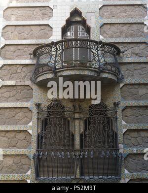 ARTE S. XIX. ESPAÑA. GAUDI I CORNET Antoni (Reus, 1852 - Barcelona, 1926). Arquitecto catalán. CASA VICENS (1878-80) que se Halla en la calle Carolinas de Barcelona. Las mejores del edificio Modernista que destaca por su brillante decoración debido a la Grosse utilización de Cerámica policromada, ladrillos y Hierro forjado. BARCELONA. Cataluña. Stockfoto