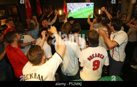 Fans feiern Jesse Lingard's Ziel für England an der Lord Raglan Pub in London als Fans die WM-Spiel zwischen England und Panama. PRESS ASSOCIATION Foto. Bild Datum: Sonntag, Juni 24, 2018. Siehe PA-Geschichte WM England. Photo Credit: Nigel Französisch/PA-Kabel Stockfoto