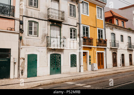 Traditionelle europäische Architektur. Schöne alte Häuser auf der Straße in Lissabon in Portugal Stockfoto