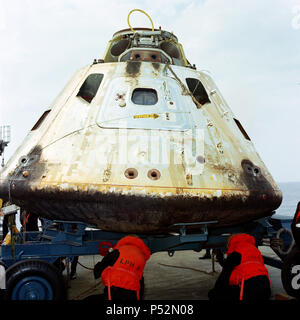 In der Nähe des Apollo 9 Steuermodul (CM) als es setzt auf Dolly auf dem Deck der USS Guadalcanal nur nach aus dem Wasser gehoben wird, Stockfoto