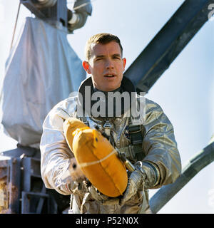 Astronaut David R. Scott, Pilot der Gemini-8 prime Crew, steht auf Deck des NASA-Schiff Retriever nach passend für Wasser egress Ausbildung in den Golf von Mexiko. Stockfoto