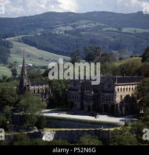 Sobrellano Palace. 1881-1890. Die neugotische Gebäude erbaut von Juan Martorell Montells für den Marquis von Comillas. Überblick Mit der Kapelle - pantheon der Marquis von Comillas, auf der linken Seite. Comillas. Kantabrien. Spanien. Stockfoto