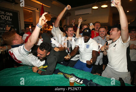 Fans feiern ein Ziel für England an der Lord Raglan Pub in London als Fans die WM-Spiel zwischen England und Panama. PRESS ASSOCIATION Foto. Bild Datum: Sonntag, Juni 24, 2018. Siehe PA-Geschichte WM England. Photo Credit: Nigel Französisch/PA-Kabel Stockfoto