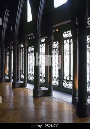 Spanien. Barcelona. Güell Palast. 1885-1889. von Antoni Gaudi erbaut. Innenraum. Stockfoto