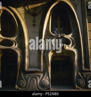 Comalat Haus. 1909-1911. von Salvador Valeri Pupurull gebaut. Fassade. Detail. Barcelona. Katalonien. Spanien. Stockfoto