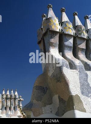 Spanien. Barcelona. Batllo Haus. 1904-1906. von Antoni Gaudi erbaut. Schornstein. Stockfoto