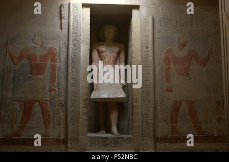 Mastaba des Mereruka. Priester des Pharao Teti. 6. Dynastie. Altes Königreich. Mereruka Statue am falschen Tür. Sakkara. Ägypten. Stockfoto