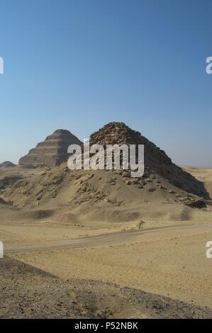 Userkaf-Pyramide. Im Hintergrund, Djoser-Pyramide. Altes Königreich. Sakkara. Ägypten. Stockfoto