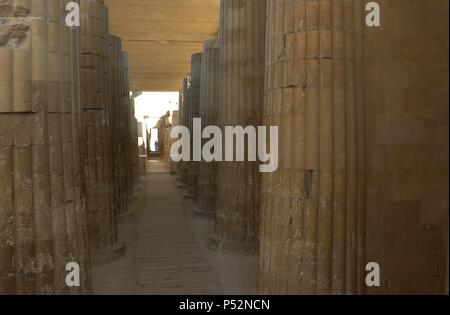 Djoser-Pyramide. 3. Dynastie. Altes Königreich. Überdachten Säulengang Korridor. Sakkara. Ägypten. Stockfoto