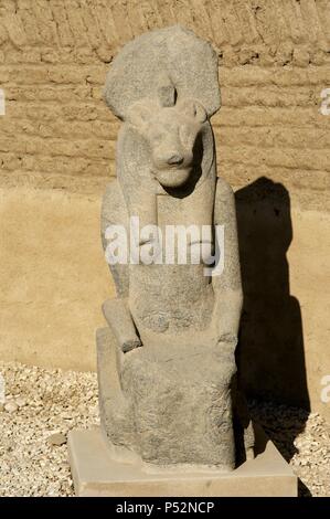 Statue der Göttin Sachmet mit Leiter der Löwin und Sonnenscheibe dargestellt. Bezirk von Mut. Karnak-Tempel-Komplex. Luxor. Ägypten. Stockfoto