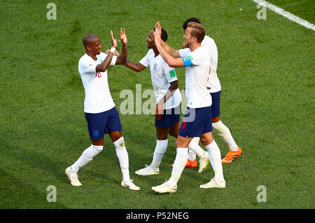 England's Harry Kane (rechts) feiert zählen 6. Ziel seiner Seite des Spiels mit team Mate's England Raheem Sterling (links) Während der FIFA WM Gruppe G Gleiches am Nischni Nowgorod Stadion. Stockfoto