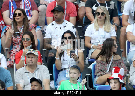 Rebekka Vardy (links, zweite Reihe), Frau von England's Jamie Vardy und Annabel Peyton (oben rechts), Verlobte von England Torhüter Jack Butland, während der FIFA WM Gruppe G Gleiches am Nischni Nowgorod Stadion. Stockfoto