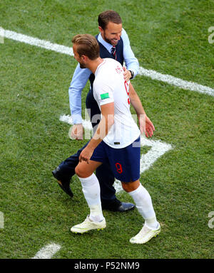 Der englische Harry Kane wird von dem englischen Manager Gareth Southgate beglückwünscht, da er während des Spiels der FIFA-Weltmeisterschaft der Gruppe G im Nischni Nowgorod-Stadion ersetzt wird. DRÜCKEN SIE VERBANDSFOTO. Bilddatum: Sonntag, 24. Juni 2018. Siehe PA Story WORLDCUP England. Bildnachweis sollte lauten: Tim Goode/PA Wire. Stockfoto