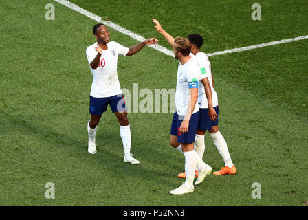 England's Harry Kane (rechts) feiert zählen 6. Ziel seiner Seite des Spiels mit team Mate's England Raheem Sterling (links) Während der FIFA WM Gruppe G Gleiches am Nischni Nowgorod Stadion. Stockfoto