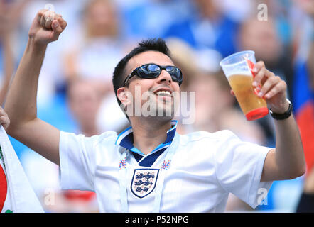 Ein England Fan auf der Tribüne zeigt seine Unterstützung während der FIFA WM Gruppe G Gleiches am Nischni Nowgorod Stadion. Stockfoto