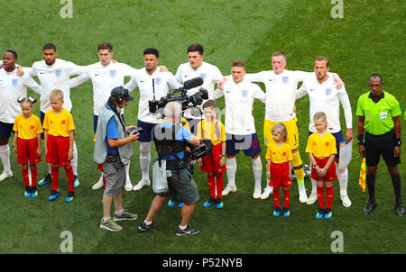 England Spieler können im Vorfeld der FIFA WM Gruppe G Gleiches am Nischni Nowgorod Stadion. PRESS ASSOCIATION Foto. Bild Datum: Sonntag, Juni 24, 2018. Siehe PA-Geschichte WM England. Photo Credit: Tim Goode/PA-Kabel. Einschränkungen: Nur für den redaktionellen Gebrauch bestimmt. Keine kommerzielle Nutzung. Keine Verwendung mit inoffiziellen 3rd party Logos. Keine Manipulation von Bildern. Kein Video-Emulation Stockfoto