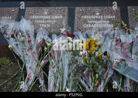 Ukraine. Die autonome Republik Krim. Feodossija. Gedenkstätte für die Opfer des zweiten Weltkriegs. Floral-Angebote. Stockfoto