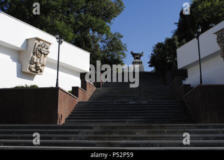 In der Ukraine. Sewastopol. Denkmal für Alexander Kazarsky (1797-1833). Russischen Kapitän der brig Quecksilber. 1839 durch A. S. Bryullov gebaut, erinnert an den Sieg am Russisch-türkischen Krieg (1828-1829). Stockfoto