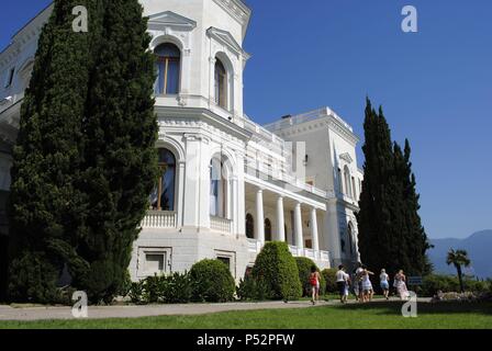 In der Ukraine. Die autonome Republik Krim. Liwadia-palast. 20. Rückzug Sommer von Zar Nikolaus II. gebaut im Stil der Neorenaissance von Nikolai Krasnow. Hier war die Konferenz von Jalta in 1945 statt. Touristen. Stockfoto