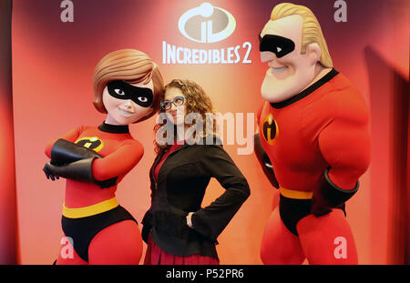 Chief animator Fran Kalal neben die Zeichen ein, die Sie für Die Unglaublichen - The Incredibles 2 auf dem Festival Theater, Edinburgh, vor einer Sondervorführung des Films während der 2018 Edinburgh International Film Festival. Stockfoto