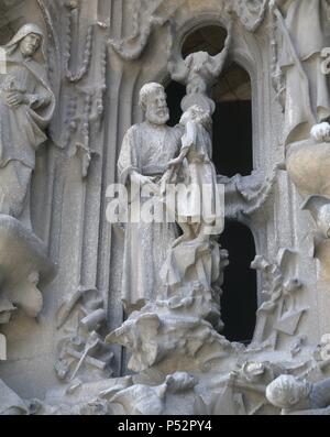 Spanien. Katalonien. Barcelona. Basilika und Sühneopfer Kirche der Heiligen Familie. Von dem katalanischen Architekten Antonio Gaudi entworfen (1852-1926). Modernistischen Stil. Die Geburt (Fassade). Zwischen 1894-1930 gebaut. St. Joseph und das Jesuskind. Durch sculped Llorenc matamala ich Pinol (1856-1925). Stockfoto