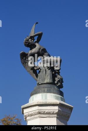 ARTE S. XIX. ESPAÑA. BELLVER Y RAMON, Ricardo (Madrid, 1845 - Madrid, 1924). Escultor Español. CAIDO Estatua del Angel (1876), ubicada en el Parque del Retiro. MADRID. España. Stockfoto