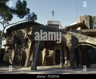 Spanien. Katalonien. Santa Coloma del Cervello. Die Krypta der Kirche von Colonia Güell (1908-1915). Gebaut von Antoni Gaudi (1852-1926). Außerhalb. Stockfoto