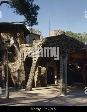 Spanien. Katalonien. Santa Coloma del Cervello. Die Krypta der Kirche von Colonia Güell (1908-1915). Gebaut von Antoni Gaudi (1852-1926). Außerhalb. Stockfoto