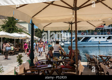 Touristen in Gaios, Paxos. Stockfoto