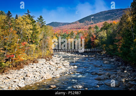 Eine Brücke über den Pemigewasset River in den White Mountains von New Hampshire. Stockfoto