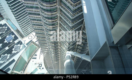 KUALA LUMPUR, Malaysia - APR 12 2015: Detaillierte Blick auf die Petronas Twin Tower Fassade Stockfoto