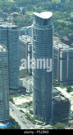 KUALA LUMPUR, Malaysia - APR 12 2015: Blick von der Sky Bridge Glasscheibe liegt 170 Meter über dem Straßenniveau der Petronas Twin Towers, das Wahrzeichen und die höchsten Zwillingstürme der Welt Stockfoto