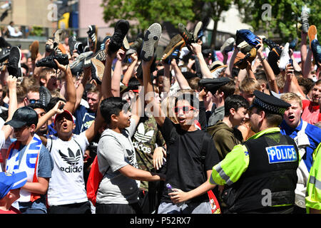 Fans schauen Sie sich das England v Panama WM-Spiel im Millennium Square, Leeds. Stockfoto