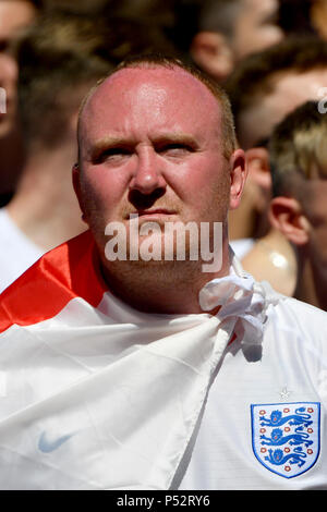 Fans schauen Sie sich das England v Panama WM-Spiel im Millennium Square, Leeds. Stockfoto