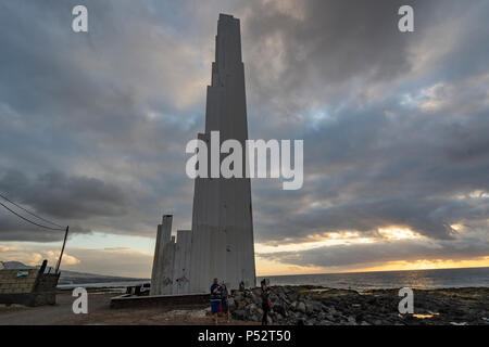 Punta del Hildago, Teneriffa. Leuchtturm (Faro) in Punta de Hidalgo bei Sonnenuntergang gesehen Stockfoto