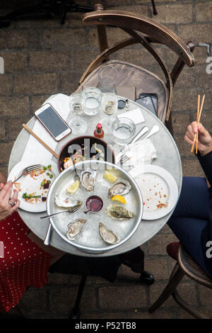 Ein paar genießen Sie das Mittagessen in einem Restaurant, von oben genommen Stockfoto