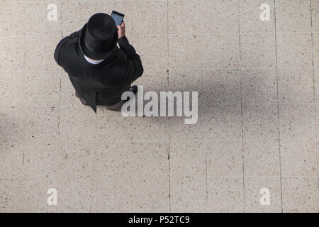 Eine Gruppe von Rennen goers auf ihrem Weg nach Ascot Rennen, von oben auf die bahnhofshalle von Waterloo Station Stockfoto