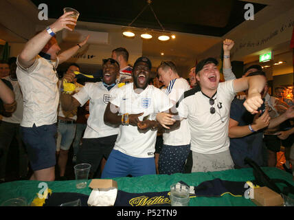 England Fans feiern ihre Seite zählte ein Ziel an der Lord Raglan Pub in London als Fans die WM-Spiel zwischen England und Panama. PRESS ASSOCIATION Foto. Bild Datum: Sonntag, Juni 24, 2018. Siehe PA-Geschichte WM England. Photo Credit: Nigel Französisch/PA-Kabel Stockfoto