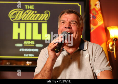 Sam Allardyce im Lord Raglan Pub in London als Fans sehen Sie sich das WM-Spiel zwischen England und Panama. Stockfoto