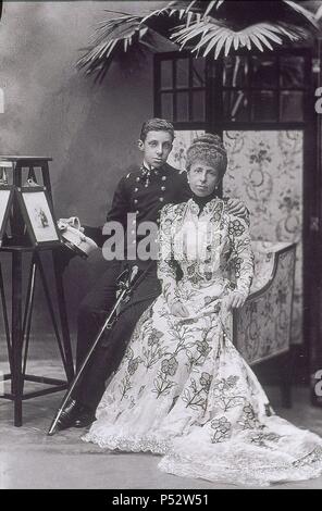 Alfonso XIII. von Spanien mit seiner Mutter Maria Christina von Österreich, 1900. Stockfoto