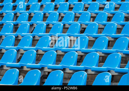 Hintergrund der leeren blauen Sitze im Stadion Stockfoto