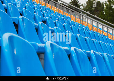 Reihen von Blau und Orange liegen auf einem Fußball-Stadion Stockfoto