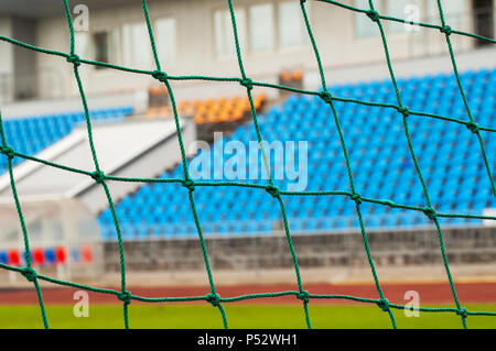 Auf das Stadion durch den Fußball Ziel net Stockfoto