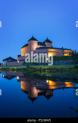 Schöne Aussicht des 13. Jahrhunderts Häme Schloss und seine Reflexionen über Vanajavesi-sees in Hämeenlinna, Finnland beleuchtet, nachts. Stockfoto