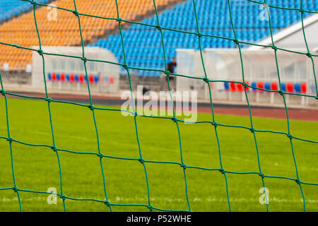 Auf das Stadion durch den Fußball Ziel net Stockfoto