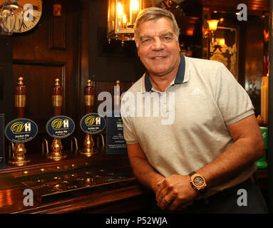 Sam Allardyce im Lord Raglan Pub in London als Fans sehen Sie sich das WM-Spiel zwischen England und Panama. Stockfoto