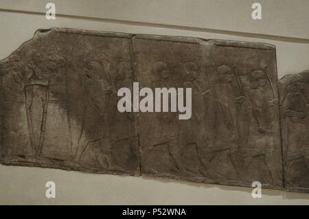 ARTE MESOPOTAMICO. ASIRIO. GUARDIAS de ASURBANIPAL. Bajorrelieves. Alabasstro. Hacia el 645 ein. Palacio de Asurbanipal. Nínive. Museo del Louvre. París. Francia. Stockfoto