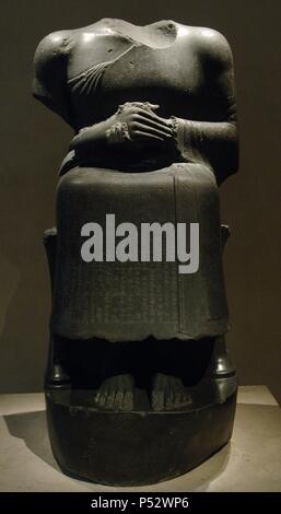 ARTE MESOPOTAMICO. SUMERIO. Escultura de GUDEA, príncipe, patesi o ensi de Lagash. (Hacia ein. C2120). Escultura realizada en diorita, llamada la'colosal'. Dedicada a la diosa Ningirsu. Tello, Antigua Ciudad de Girsú. (Irak). Museo del Louvre. París. Francia. Stockfoto